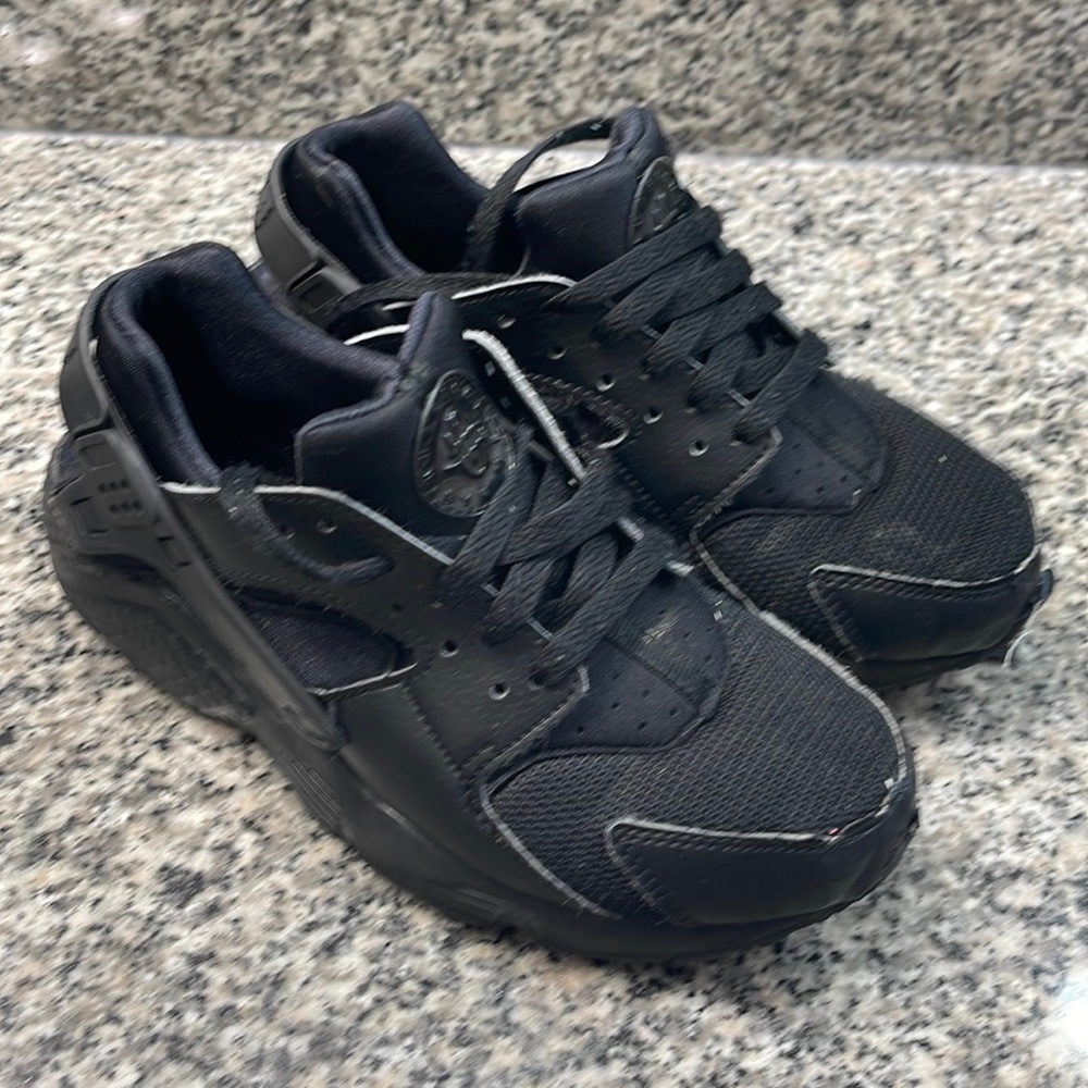 Boys size 4.5 nikes, in used condition. Please see photos!